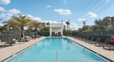 4465 Griffin Rd in Davie, FL - Building Photo - Building Photo