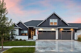 8462 W Suttle Lake Dr in Garden City, ID - Building Photo