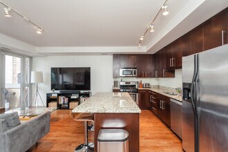 744 W Fullerton Ave, Unit 202 in Chicago, IL - Building Photo - Building Photo