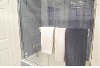 1242 S Barrington Ave, Unit 104 in Los Angeles, CA - Building Photo - Building Photo