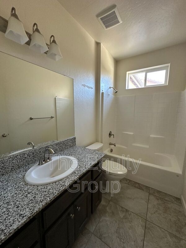 3208 N Rova Ct in Visalia, CA - Building Photo - Building Photo