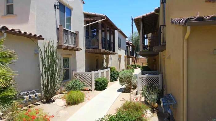 238 Paseo Bravo in Palm Desert, CA - Foto de edificio