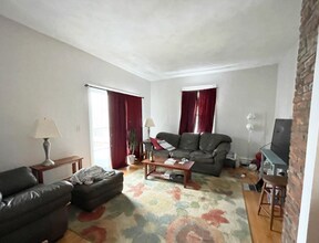 19 Bucknam St, Unit 3 in Boston, MA - Foto de edificio - Building Photo