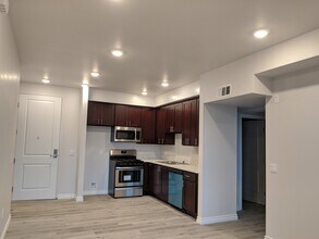 7343 Reseda Blvd, Unit 203 in Los Angeles, CA - Building Photo - Building Photo