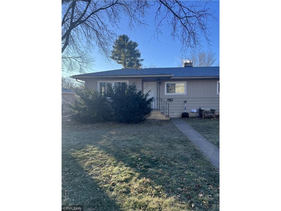 720 W Maple St in River Falls, WI - Building Photo