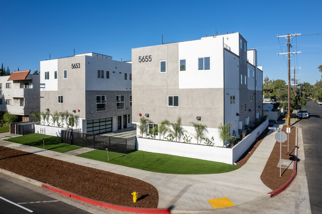 5655 Hazeltine Ave in Van Nuys, CA - Foto de edificio - Building Photo