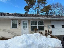 353 Woodbridge Dr in Ridge, NY - Building Photo