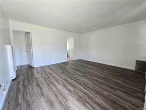 2412 N Brighton St in Burbank, CA - Foto de edificio - Building Photo
