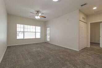 2586 Grand Central Pkwy in Orlando, FL - Foto de edificio - Building Photo