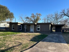1709 Navidad St in Victoria, TX - Foto de edificio - Building Photo