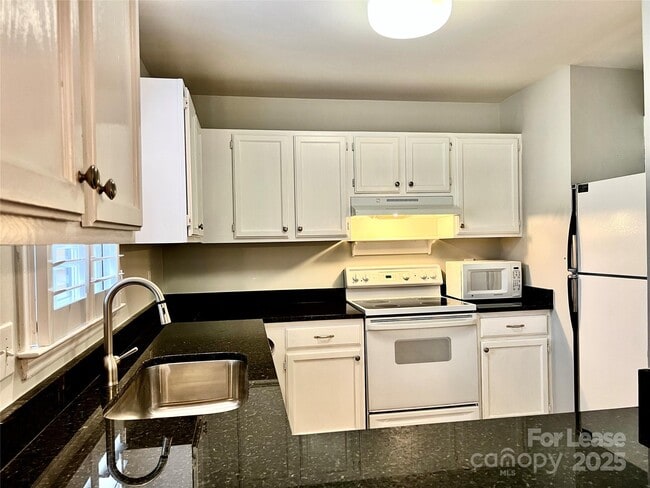 3324 Selwyn Farms Ln in Charlotte, NC - Building Photo - Building Photo