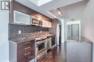386 Yonge St in Toronto, ON - Building Photo