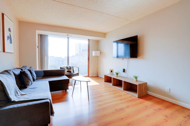 401 12th St S in Arlington, VA - Foto de edificio - Building Photo