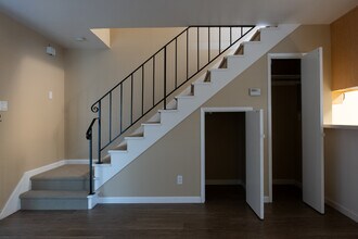 2525 Sir Francis Drake Blvd, Unit Townhome #17 in Fairfax, CA - Foto de edificio - Building Photo