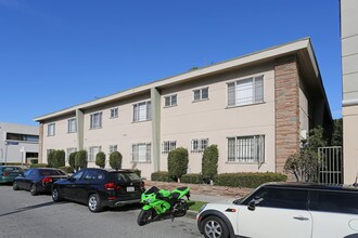 6670 Lindenhurst Ave in Beverly Hills, CA - Building Photo - Building Photo