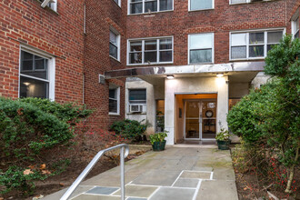 Midland Plaza in Bronxville, NY - Foto de edificio - Building Photo