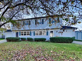 516 Powers Ct in Yorkville, IL - Building Photo