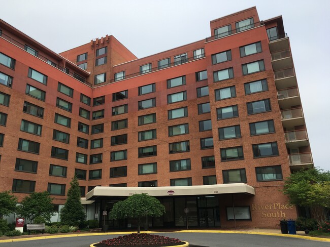 1011 Arlington Blvd, Unit 1028 in Arlington, VA - Foto de edificio - Building Photo