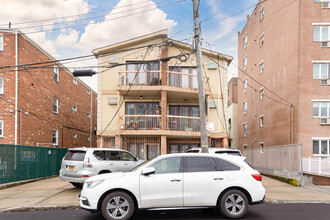 2018 Jerome Ave in Brooklyn, NY - Foto de edificio - Building Photo