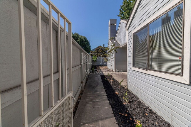 2930 Driftwood Pl in Stockton, CA - Building Photo - Building Photo