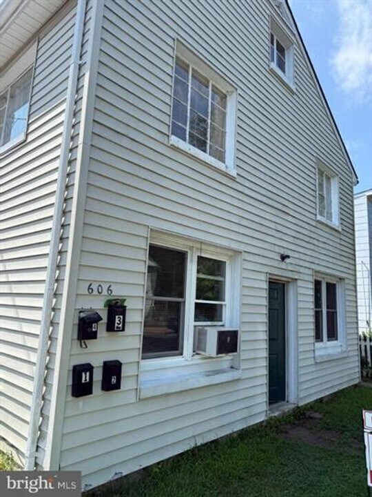 606 Stuart St in Fredericksburg, VA - Building Photo