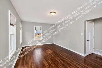 6717 Roseland Dr in Urbandale, IA - Foto de edificio - Building Photo