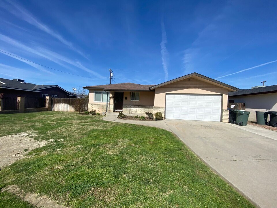 100 W Spruce Ave in Lemoore, CA - Building Photo