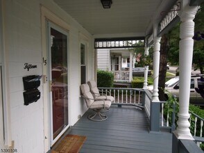 15 Washburn Pl in Caldwell, NJ - Foto de edificio - Building Photo