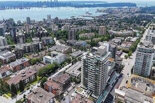 135 13th St E in North Vancouver, BC - Building Photo