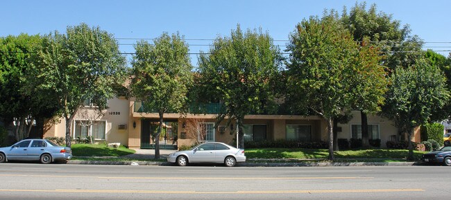 Saticoy Manor in Reseda, CA - Foto de edificio - Building Photo