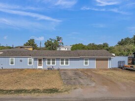608 Oak Ln in Cottonwood Shores, TX - Building Photo