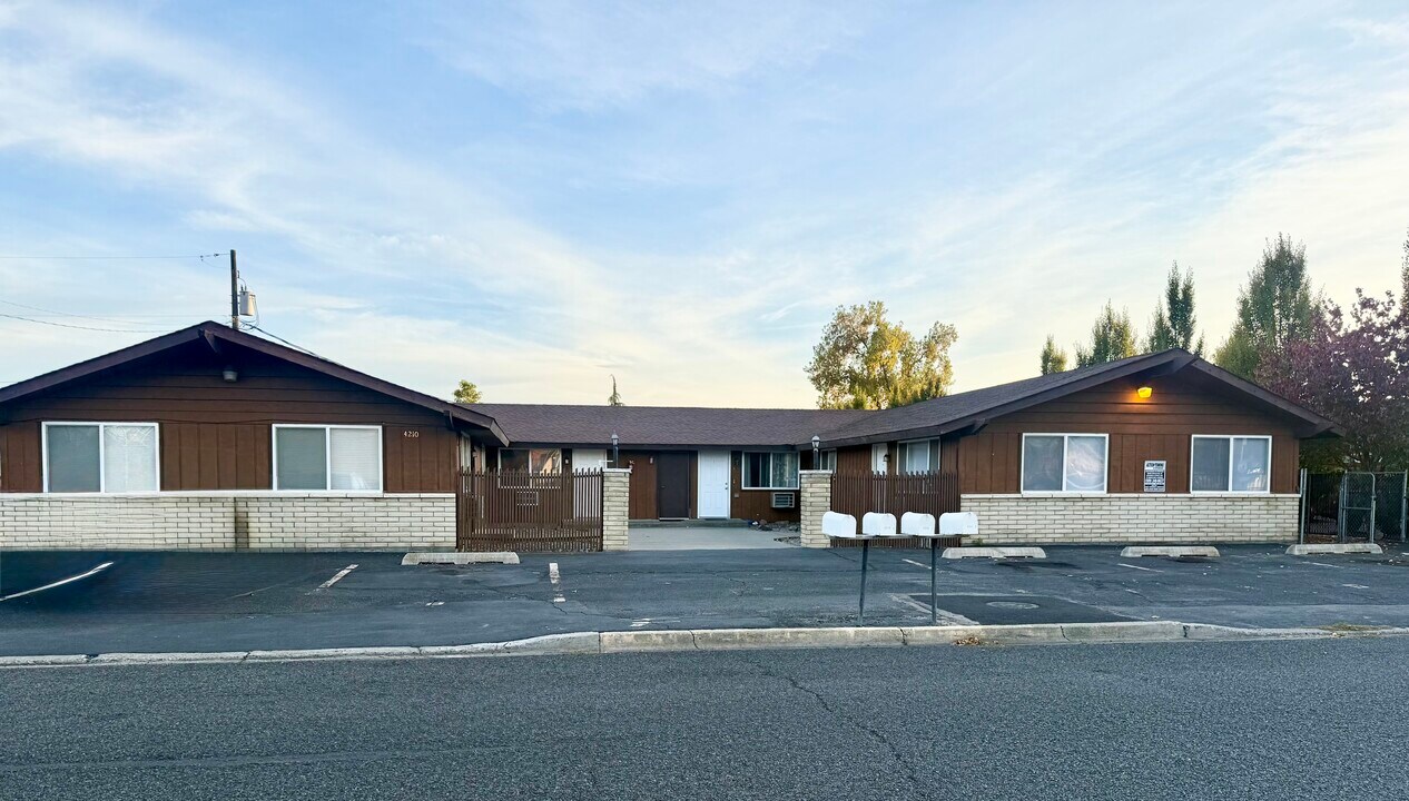 4210 W Arlington St, Unit B in Yakima, WA - Building Photo