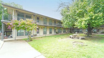 202 E Oak St in Weatherford, TX - Building Photo