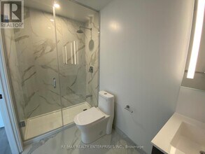 215-215 Lakeshore Rd W in Mississauga, ON - Building Photo - Building Photo