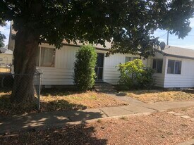 2731 E St in Hubbard, OR - Building Photo