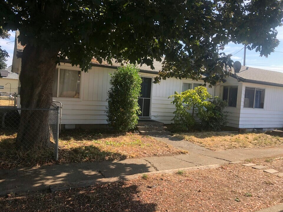 2731 E St in Hubbard, OR - Foto de edificio