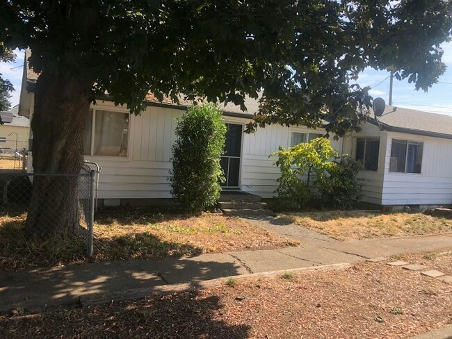 2731 E St in Hubbard, OR - Building Photo - Building Photo