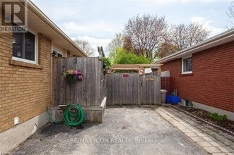 241 Admiral Dr in London, ON - Building Photo - Building Photo