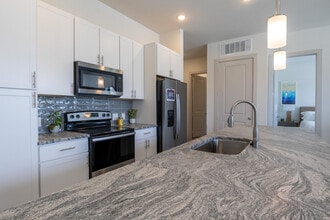 Charleston at Fannin Station in Houston, TX - Building Photo - Building Photo