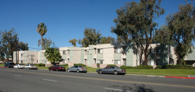 Charter Oaks Apartments in Covina, CA - Building Photo - Building Photo