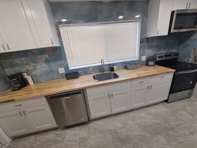 2242 Polk St in Hollywood, FL - Building Photo - Building Photo