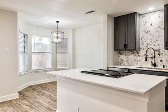 Tramor at Creek Village in Austin, TX - Foto de edificio - Building Photo