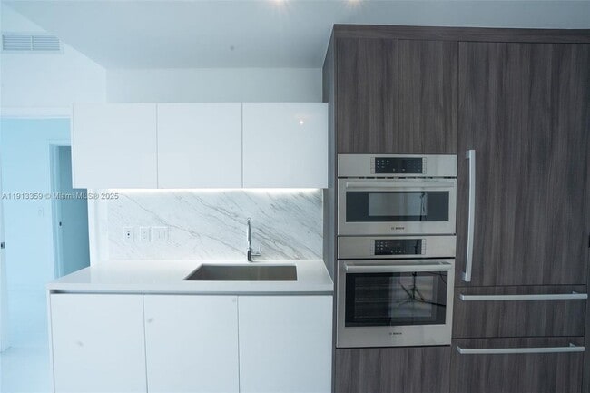 851 NE 1st Ave in Miami, FL - Building Photo - Building Photo