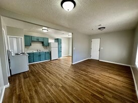 317 Sunnyside Ave in Dodge City, KS - Building Photo