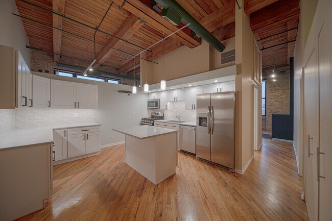 2222 W Diversey Ave, Unit 214 in Chicago, IL - Building Photo - Building Photo