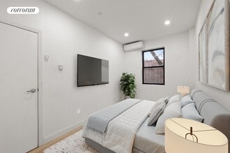 447 W 47th St in New York, NY - Foto de edificio - Building Photo