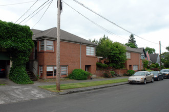 1910-1920 NE Davis St in Portland, OR - Building Photo - Building Photo