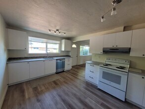 360 SE 18th Ave in Albany, OR - Building Photo - Building Photo