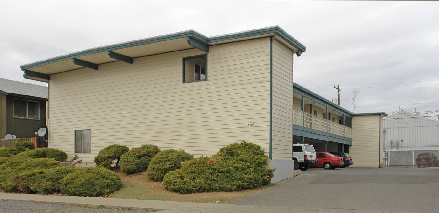 1307 Folsom Ave in Yakima, WA - Foto de edificio