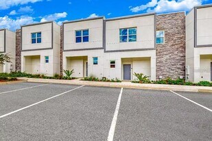 605 Trikomo Dr in Davenport, FL - Building Photo